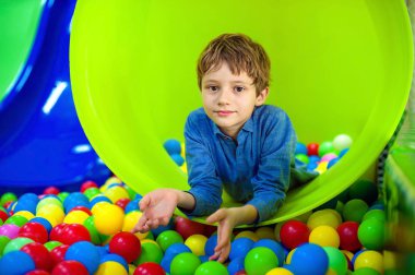 renkli topları yalan ve gülümseyerek kameraya bakarak mutlu çocuk