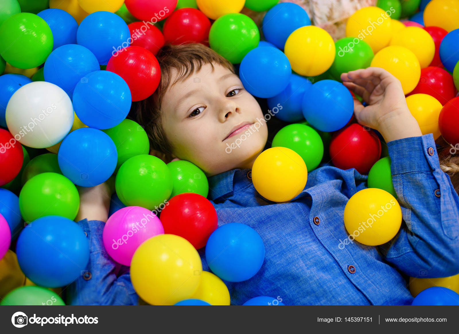 Fundo de muitas bolas coloridas de plástico na piscina de bolas em uma sala  de jogos para crianças