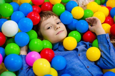 Mutlu çocuk pit'e doğum günü partisi çocuk eğlence parkı ve kapalı oyun Merkezi'nde eğleniyor. Bahçesi Top Bilardo renkli topları ile oynayan çocuk. Küçük bir çocuk için aktivite oyuncakları