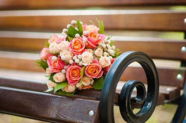 Düğün buket gül ahşap bir banka ile