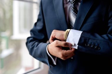 elinde düğün damat takım elbise hazırlanıyor