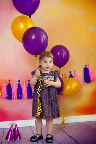Joyeux petite fille posant avec un tas de ballons — Photo