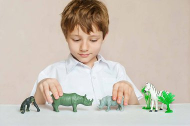 Küçük çocuk oyuncak Afrika hayvanları ile oynuyor. çocukluk. Öğrenme kavramı