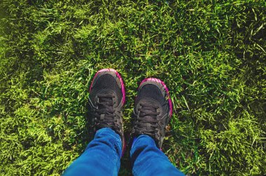 Sağlıklı yaşam koşucu kız koşu ayakkabıları selfie. Sağlıklı yaşam sportif kadın atlet.