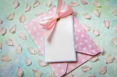 Boş beyaz tebrik kartı ve zarf yaprakları bahar çiçekleri ve ip rustik tablo kopya alanı ile üzerinden. yukarı alay