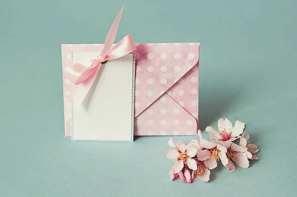 Blanco dank u of wenskaart en envelop en een voorjaar bloeiende tak — Stockfoto