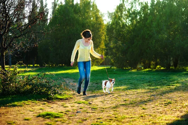 Felice giovane donna che fa jogging con il suo cane Jack Russell terrier — Foto Stock