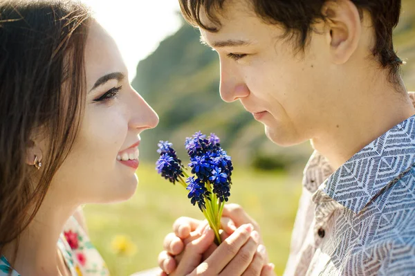 Una foto de un hombre dando flores a su amante en un día de verano — Foto de Stock