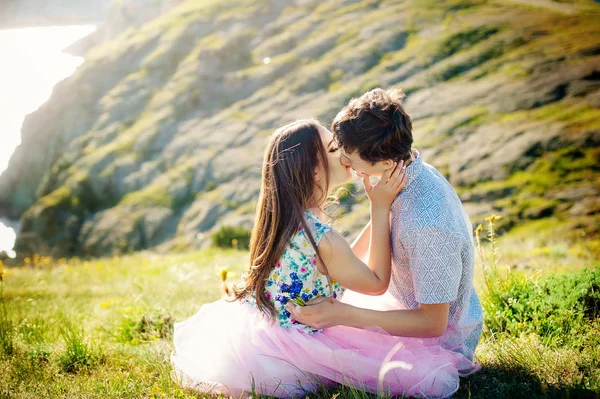 Vacaciones de verano amor relación y citas concepto romántico pareja juguetona coquetear en la orilla del mar — Foto de Stock