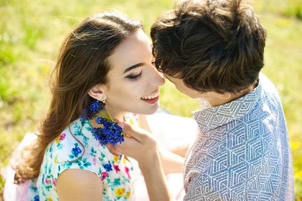 Vacaciones de verano amor relación y citas concepto romántico pareja juguetona coquetear — Foto de Stock