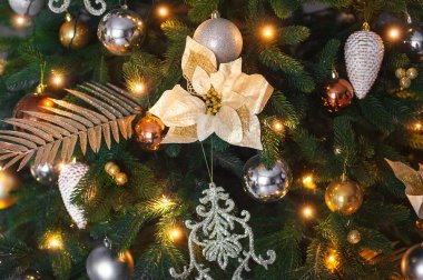 Güzel holdiay Noel ağacı closeup kopya alanı ile dekore edilmiştir. Kış tatil dekorasyon ve tasarım arka plan