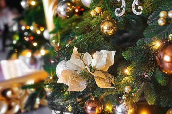 Noel ağacı arkaplanına yakın plan