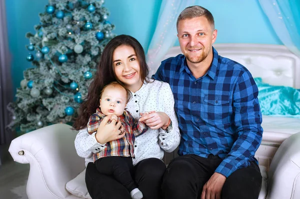 Feliz família sorridente perto da árvore de Natal. atmosfera caseira, o Ano Novo e design de Natal — Fotografia de Stock