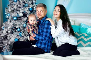 Neşeli bir aile oturma odasında. Noel ağacı. ev gibi bir atmosfer, yeni yıl ve Noel tasarım