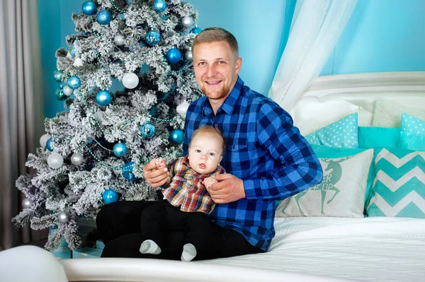 Pai e filho no fundo interior do Natal — Fotografia de Stock
