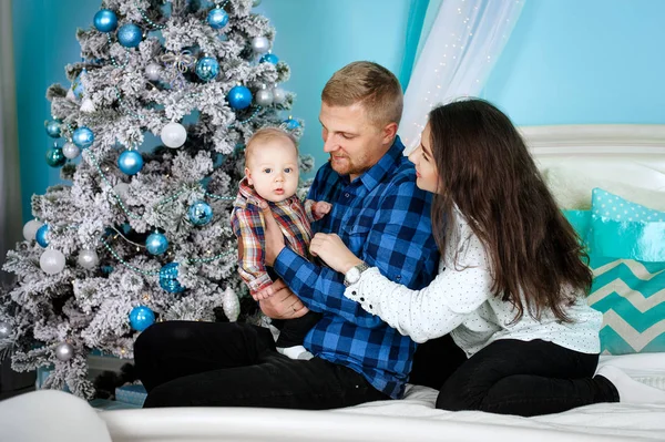 mutlu aile portresi - anne, baba, güzel bir Noel ağacı, küçük oğlu