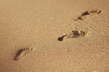 Ayak izi ya da izleme yaz kum plaj veya sahil şeridi üzerinde tatil - arka plan doku - Üstten Görünüm