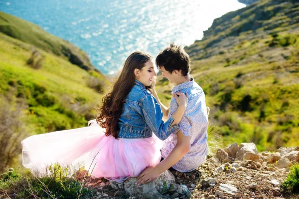 Pareja de belleza relajándose en el campo de trigo juntos. Novia adolescente y novio divirtiéndose al aire libre, besándose y abrazándose, primer concepto de amor. Adolescentes Chico y chica enamorados juntos — Foto de Stock