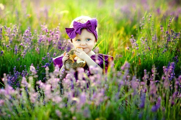 Menina brincando na natureza ao pôr-do-sol. Foco seletivo e pequena profundidade de campo . — Fotografia de Stock