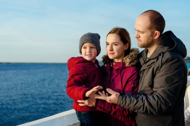 güneşli bir günde birlikte parkta mutlu bir aile