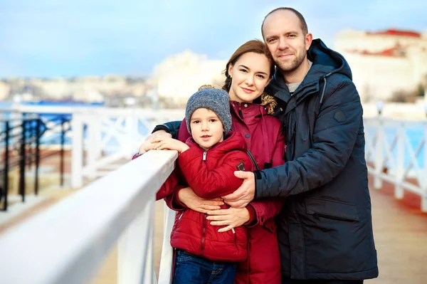 Belo Retrato de Família Jovem no cais perto do mar — Fotografia de Stock