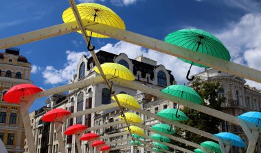 Gökyüzü ve şehir manzarasına karşı çeşitli şemsiyeler