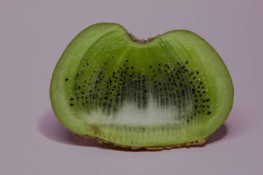 Pembe arka planda Kivi kesimi