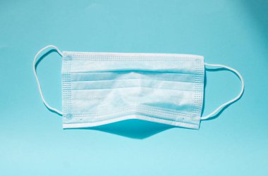 Mavi arka planda tıbbi koruyucu maske