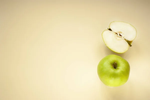 Cutting board and Green apples on light yellow kitchen towel with left side copy space, yellow background. Top View — Stock Photo, Image