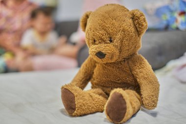 kahverengi oyuncak ayı çocuk odasında..