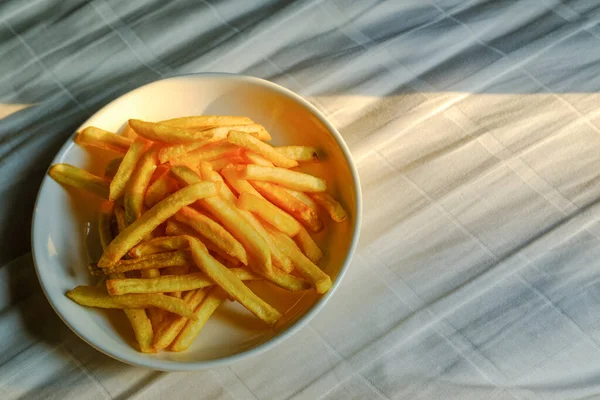 Batatas Fritas Crocantes Prato Branco Close Imagem Fundo Tecido — Fotografia de Stock