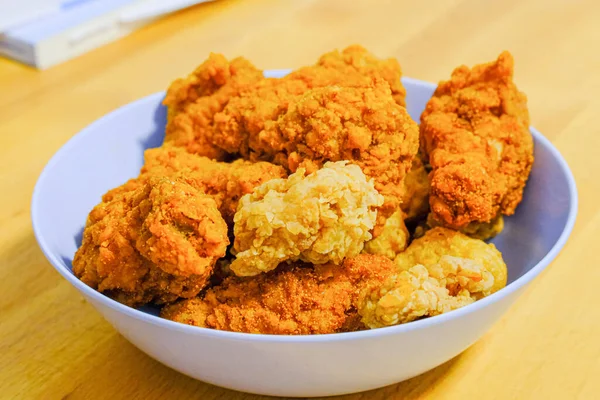 Kızarmış tavuk ve nugget tabakta. yakın plan görüntü ve tahta arkaplan.