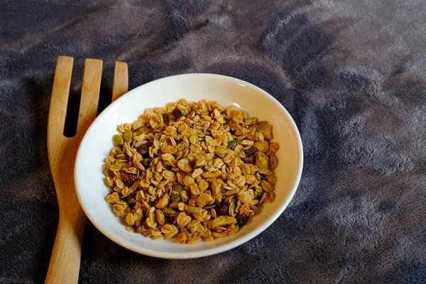 Müsli Frühstück Mit Vollkornhafer Und Getrockneten Erdbeeren Lecker Und Perfekt — Stockfoto