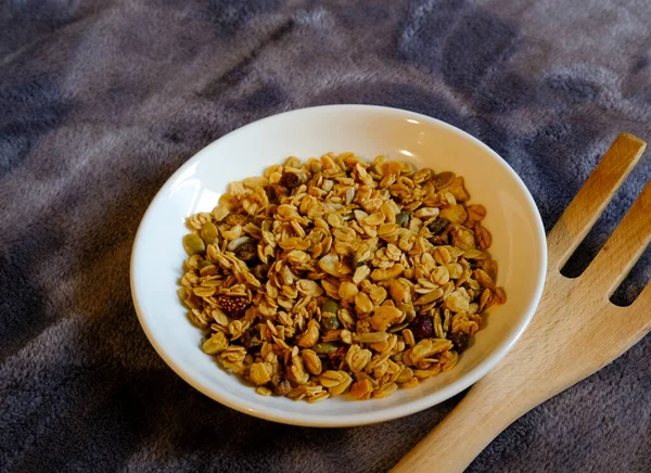 Müsli Frühstück Mit Vollkornhafer Und Getrockneten Erdbeeren Lecker Und Perfekt — Stockfoto