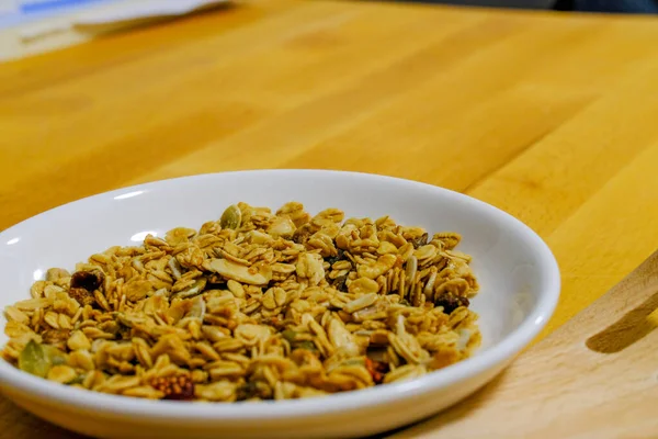 Kepekli Yulaf ve Kurutulmuş Çilek ile mısır gevreği kahvaltısı. Kahvaltı için lezzetli ve mükemmel, sağlıklı bir aperatif, egzersiz yemeği ya da dondurma malzemesi olarak. Üst manzara, düz uzanma.