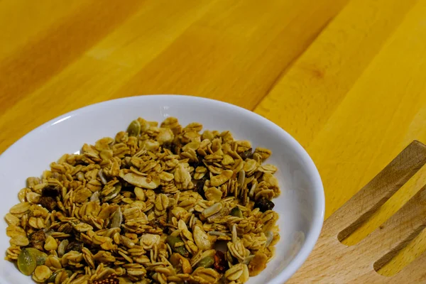 Kepekli Yulaf ve Kurutulmuş Çilek ile mısır gevreği kahvaltısı. Kahvaltı için lezzetli ve mükemmel, sağlıklı bir aperatif, egzersiz yemeği ya da dondurma malzemesi olarak. Üst manzara, düz uzanma.