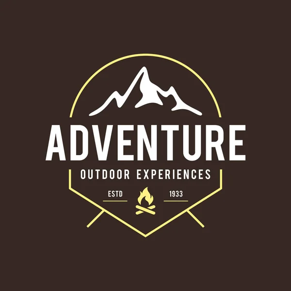 În aer liber sălbăticie, Mountain Adventure Retro Emblem — Vector de stoc