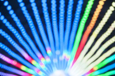 Geceleri eğlence parkı tünel içinde renkli ışıkların bokeh bulanıklık