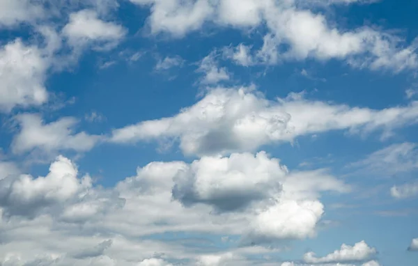 Mavi gökyüzü arkaplanındaki bulutlar