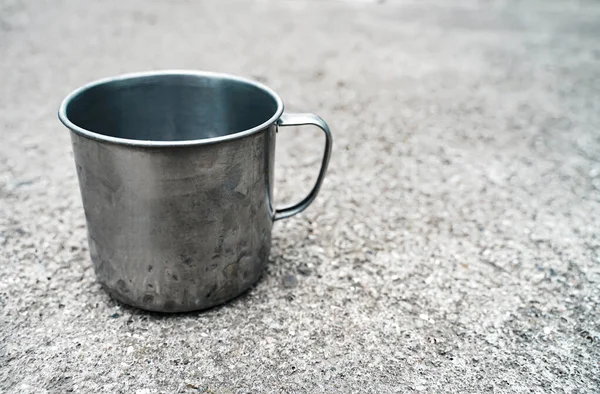 Eski metal bardak su.