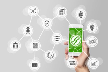 Cep telefonu tutan el ile Blockchain ve bitcoin kavramı