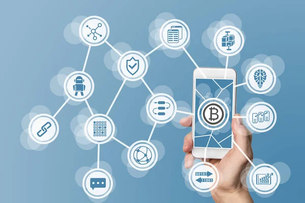 Blockchain e bitcoin conceito visualizado por telefone celular e fundo azul — Fotografia de Stock