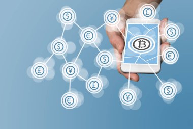 Fin-teknoloji şirketi için örnek olarak modern akıllı telefon dokunmatik ekranda görüntülenen Bitcoin simgesi