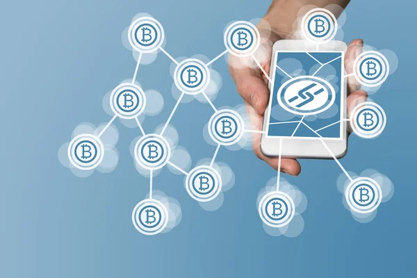 Blockchain e bitcoin concetto con mano tenendo moderno smartphone come esempio per la tecnologia fin tech — Foto Stock