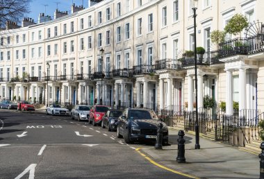 Londra - 30 Mart: Kens evlerde şehir ikonik geleneksel dizi