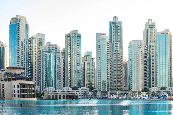 Dubai - január 20.: Felhőkarcolók, közel a Dubai-szökőkútra és a Dubai Mall of the Emirates, a víz és a gondolatok a 2017. január 20.. — Stock Fotó