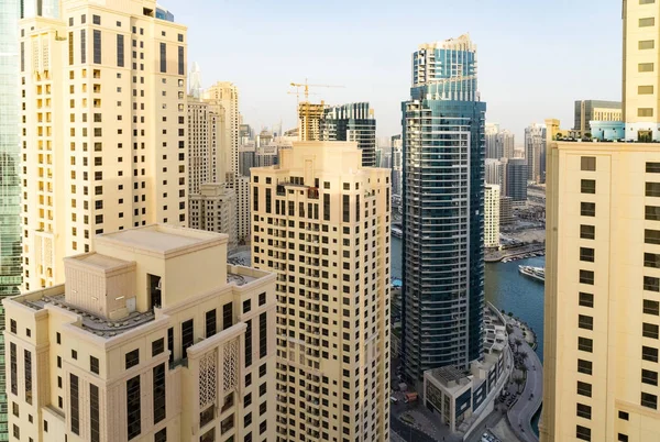 Dubai - január 25-én: A Dubai Marina View felhőkarcolók a haszná — Stock Fotó