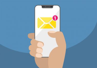 Modern çerçeve ücretsiz / çerçevesiz smartphone dokunmatik ekranda görüntülenen posta simgesi. Düz tasarımı kullanarak smartphone tutan el vektör çizim