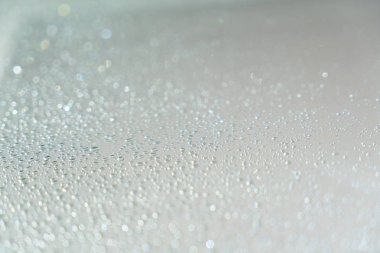 Yağmur damlaları penceresinde güneş ışığı ile yakın çekim. Genel arka plan.