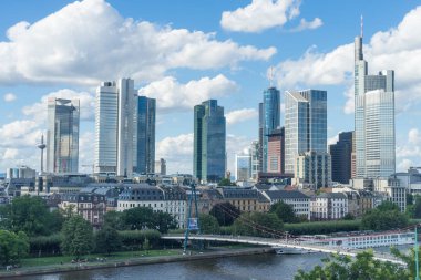 Frankfurt, Almanya - 15 Temmuz: Bir görünümü bankacılık sermaye Frankfurt am Main Skyline 25 Temmuz 2017.
